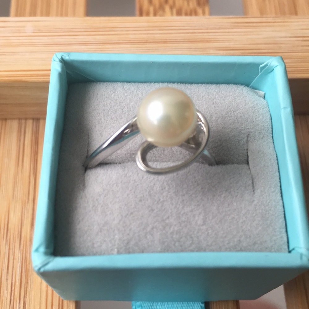 Sterling silver fresh water pearl ring